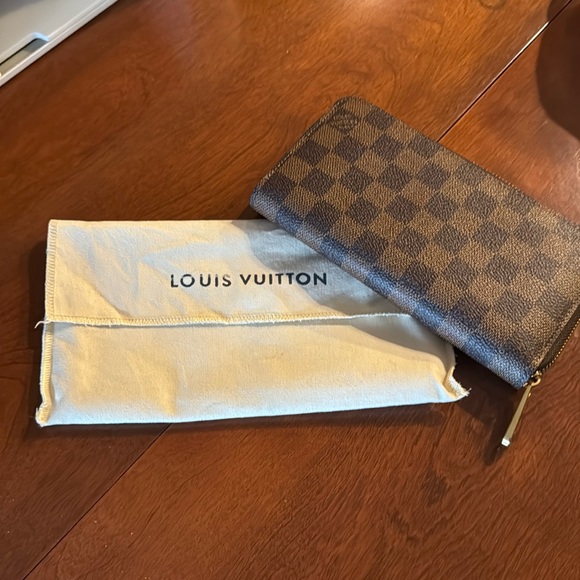 Louis Vuitton zip around wallet. like new. baby pink inside. with cover.